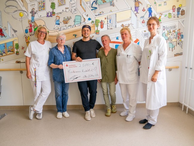 Alexander Knappe übergibt 2.500 Euro an den Förderverein der CTK-Kinderklinik